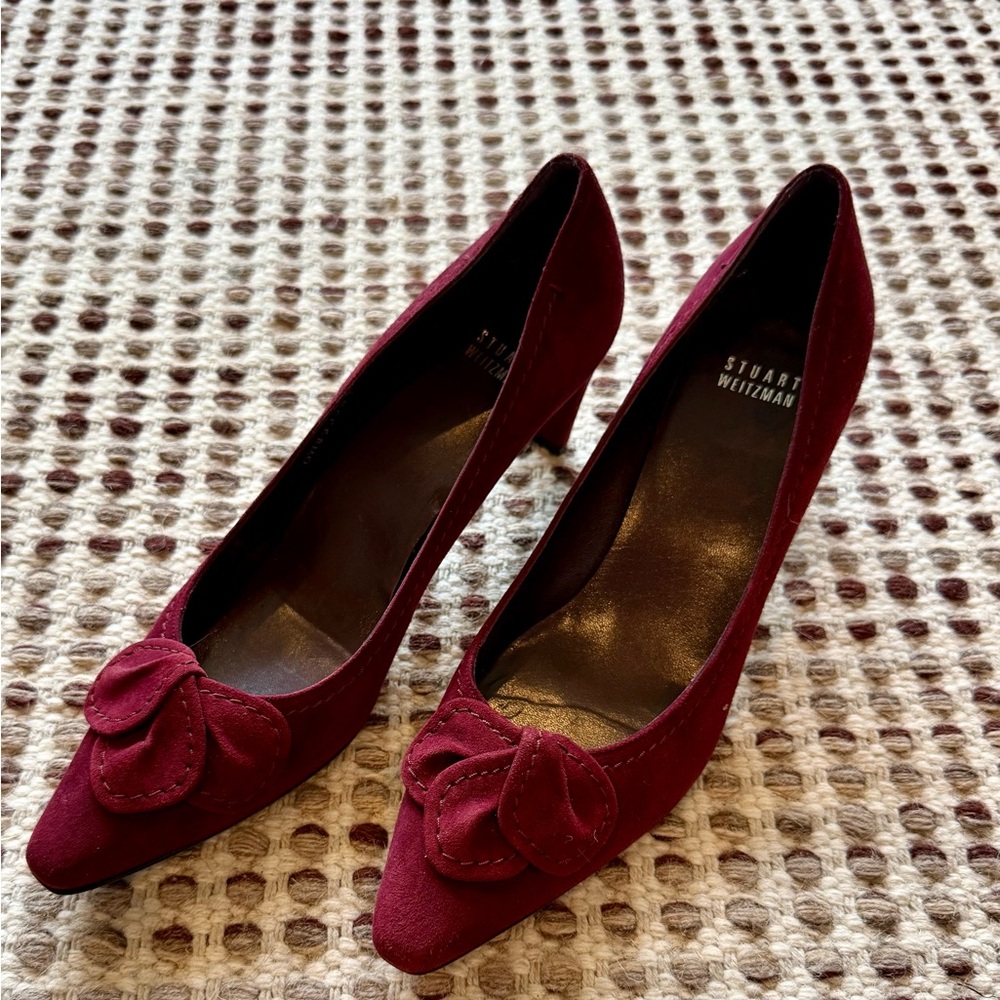 Stuart Weitzman 9 Narrow Burgundy Heels with bow detail